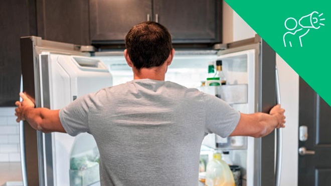 Homem  a um frigorífico americano