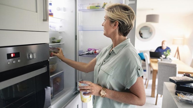 mulher a abrir o frigorífico