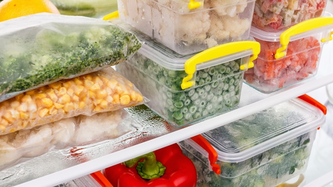 prateleiras de congelador com caixas de alimentos