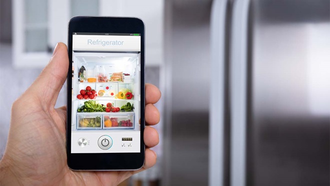 Grande plano da app de frigorífico inteligente no smartphone que mostra os alimentos arrumados no interior do aparelho