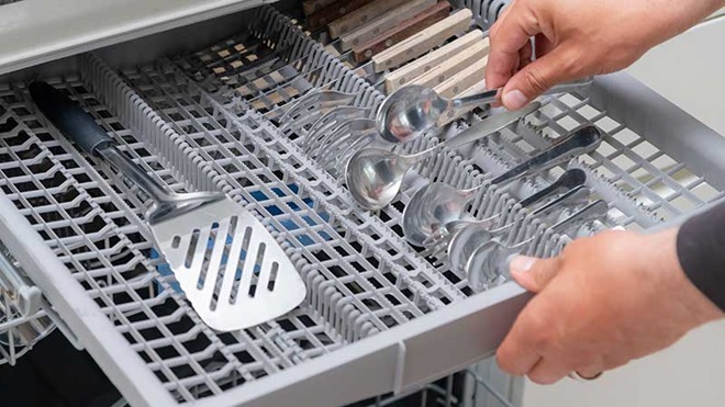 Gaveta de talheres na máquina de lavar