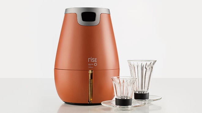 Máquina de café Rise Delta Q with Starck laranja com dois copos e dois pires