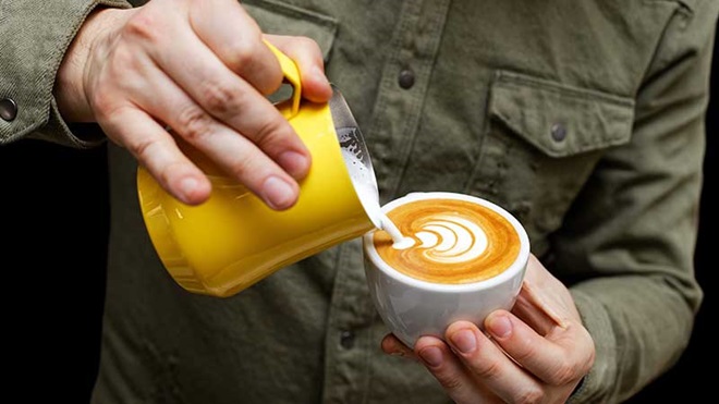 Rapaz a fazer um bom cappuccino caseiro