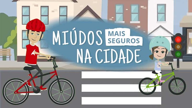 Jovem e criança conduzem bicicleta com capacete na estrada.
