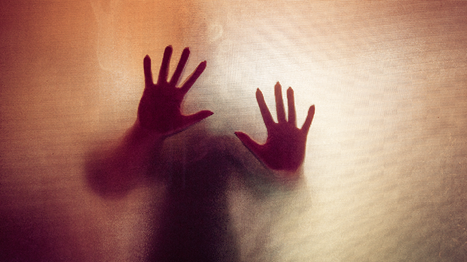 mãos de mulher contra um cortinado transparente