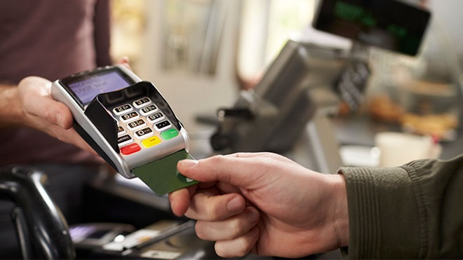 mão a pagar com cartão em terminal de multibanco