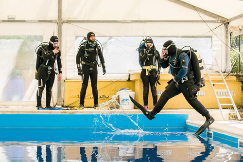 Do Porto ao Algarve: Onde fazer e quanto custa um curso de mergulho Treino mais exigente, com cenários de emergência, como assistência ao companheiro e subidas repentinas.