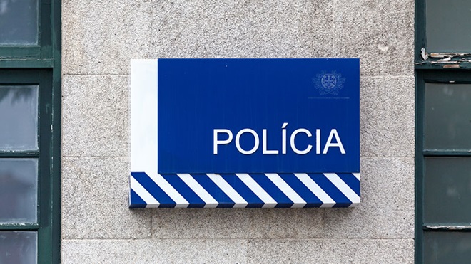 Imagem da entrada da esquadra da polícia