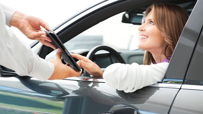 Mulher em rent-a-car
