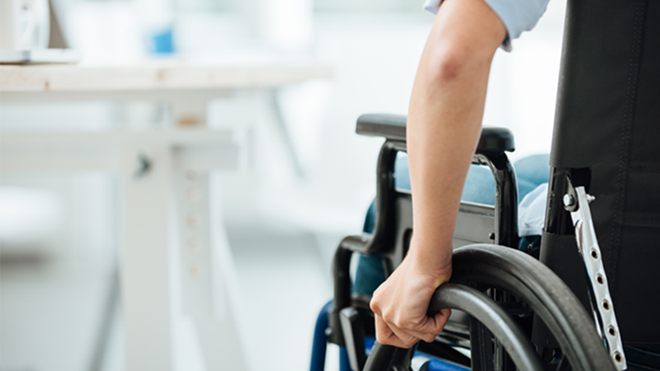 pessoa com deficiência sentada numa cadeira de rodas