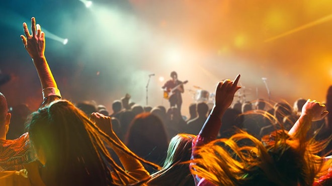 Pessoa a segurar um tablet enquanto compra bilhetes online