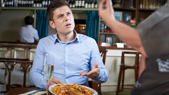 tecla enter do computador com uma cara triste e a palavra reclamações escrita