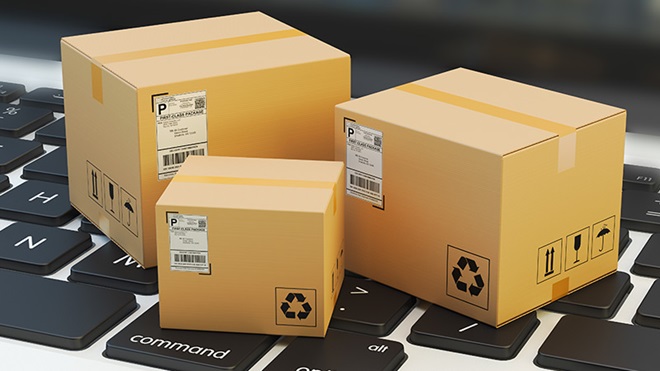 Três encomendas sobre um teclado