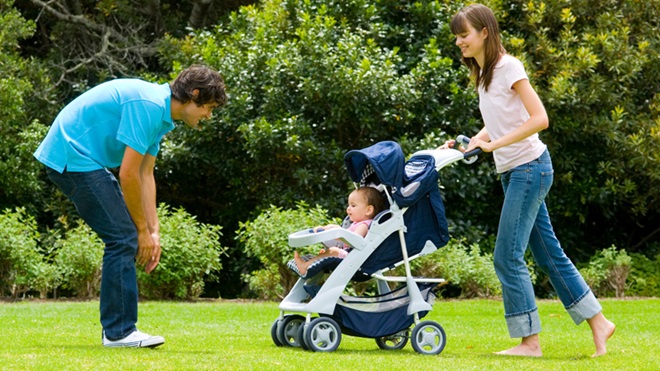 Casal com bebé em carrinho de passeio