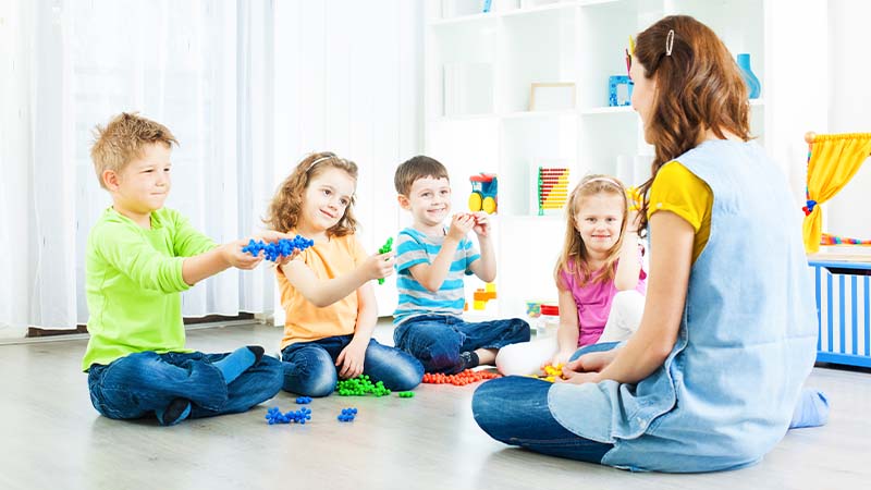 crianças com educadora numa creche