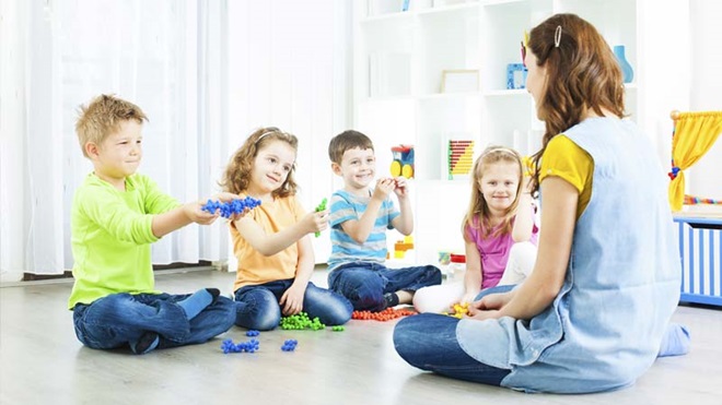 crianças com educadora numa creche