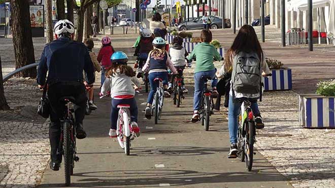 Comboio de bicicletas para a escola com crianças acompanhadas por monitores em Lisboa, CicloExpresso do Oriente