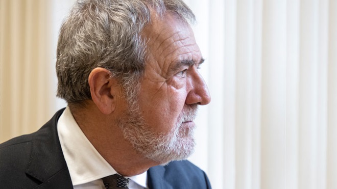 Entrevista a Domingos Fernandes - foto do senhor em grande plano, de perfil