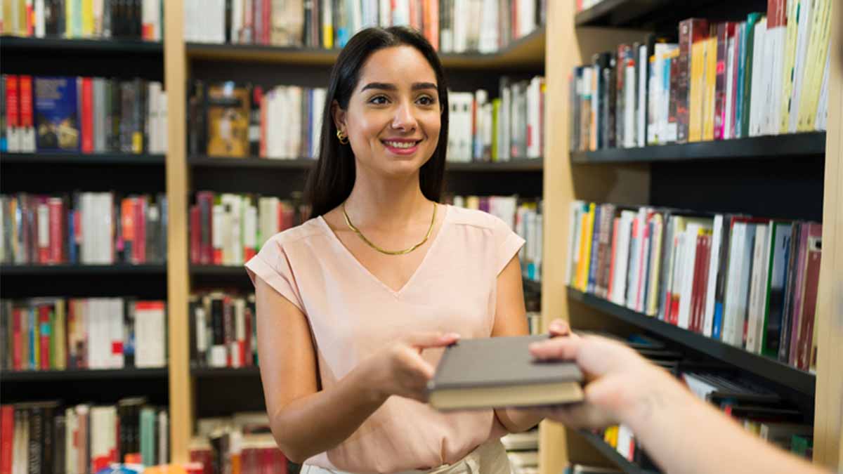 Jovem numa livraria