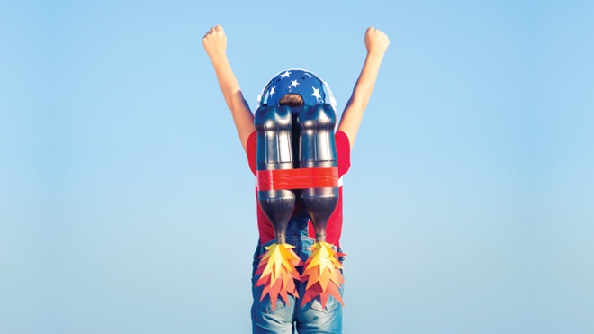 criança pronta a disparar com foguetão às costas 