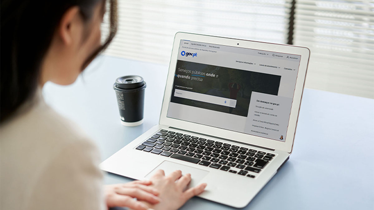 Mulher a consultar site gov.pt em computador portátil