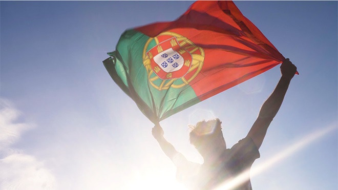 Pessoa a erguer bandeira de Portugal