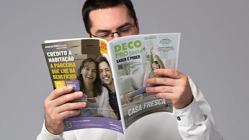 Pessoa a ler a revista DECO PROteste