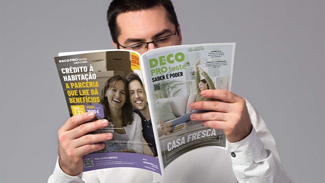 Pessoa a ler a revista DECO PROteste
