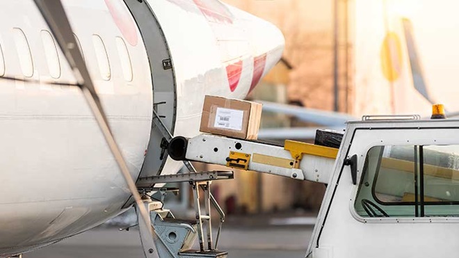 Encomenda a entrar no avião