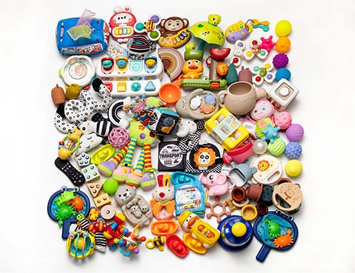 Conjunto de brinquedos sobre fundo liso