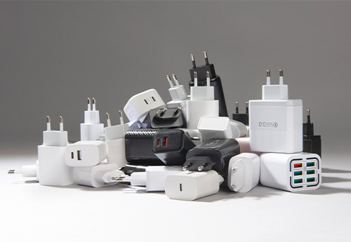 Conjunto de carregadores sobre fundo liso