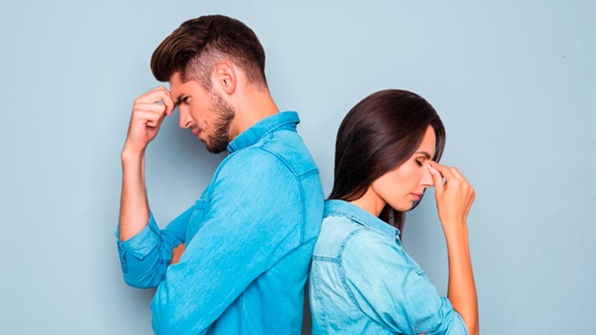 Casal de costas voltadas, fundo azul