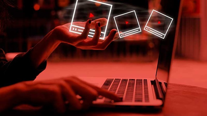 mãos no teclado de computador portátil