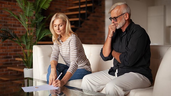 Casal a assinar papel