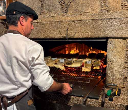 Taberna Afonso: bacalhau assado à vista dos consumidores.