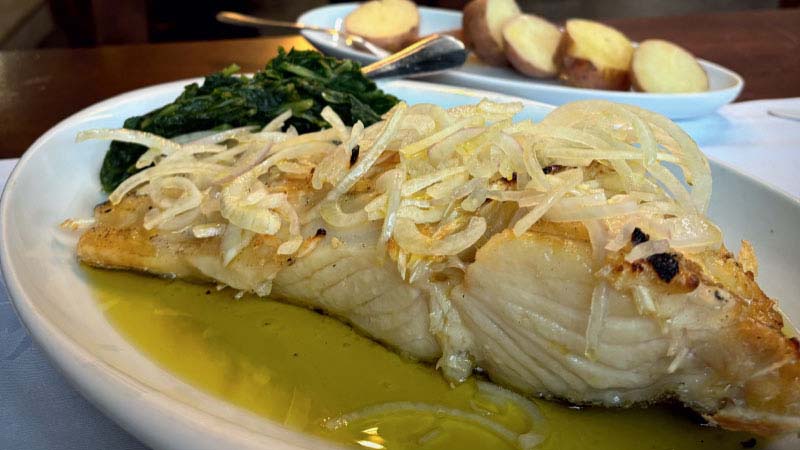 Prato de bacalhau assado na brasa com azeite e batata