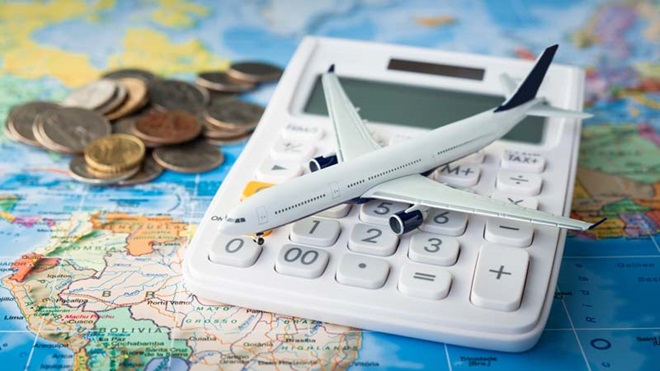 planisfério com moedas, calculadora e avião de brincar em cima