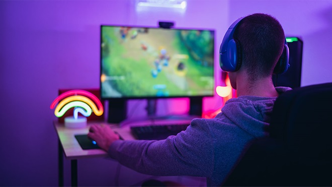 pessoa a jogar videojogos ao computador