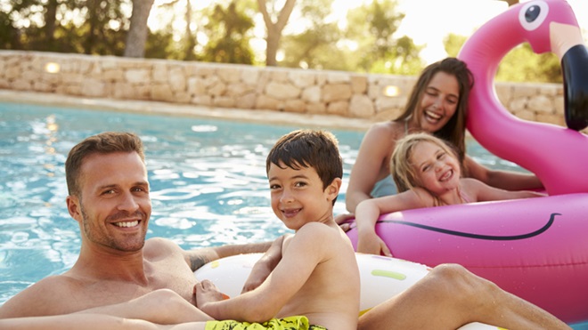 família numa piscina