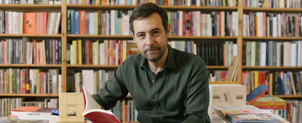 Ator Pedro Lamares na livraria Flâneur, no Porto