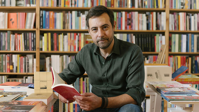 Ator Pedro Lamares na livraria Flâneur, no Porto