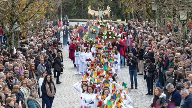 Cortejo das meninas pelas ruas de Santa Maria da Feira durante a Festa das Fogaceiras