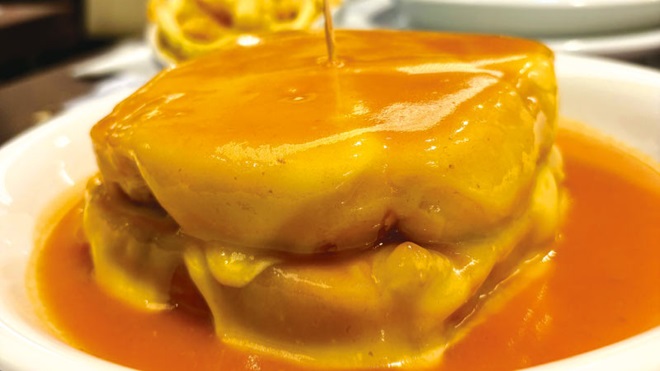 Francesinha num prato