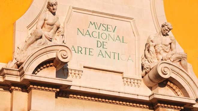 Frontão do Museu Nacional de Arte Antiga em Lisboa