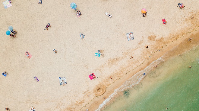 Visão aérea de uma praia pouco frequentada