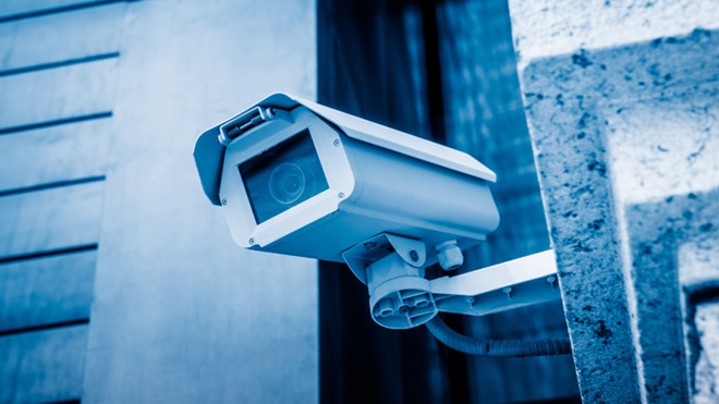 Câmara de videovigilância numa parede no exterior
