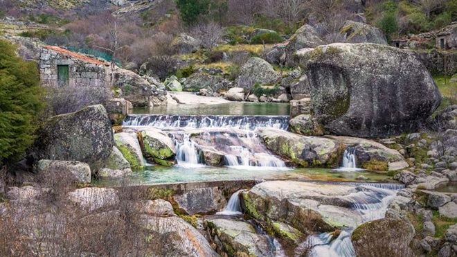 Pequenas quedas de água e piscinas naturais na praia fluvial de Loriga (concelho de Seia)