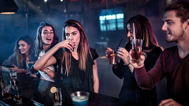 Grupo de amigos num bar