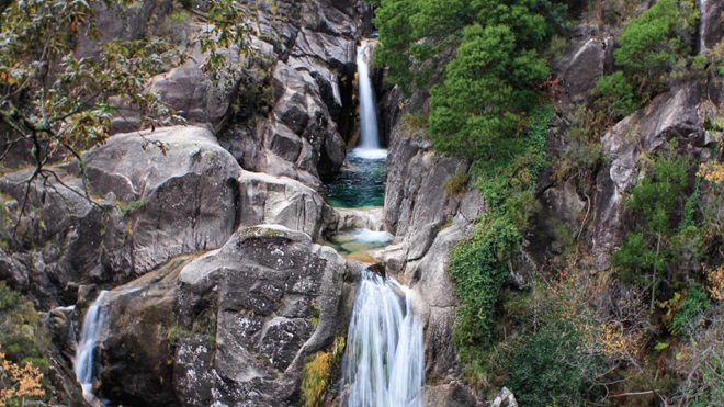 Cascata do Arado, no coração do Gerês, deslumbra entre a rocha e a serra