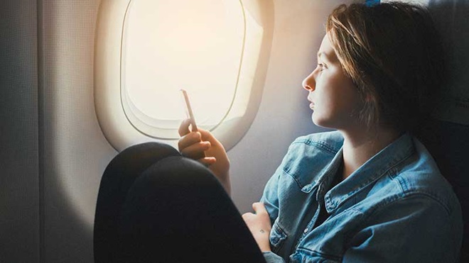 Rapariga sentada dentro do avião